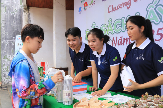 Nhiều học sinh mang sách, truyện cũ đến quy đổi tại ngày phát động chương trình. Ảnh: Hồng Điệp/TTXVN xanh-24525a.jpg