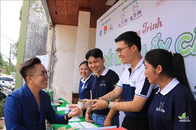 "Đổi sách lấy cây" - lan tỏa hành động xanh, gieo mầm tri thức. Ảnh: Hồng Điệp/TTXVN xanh-24525.jpg