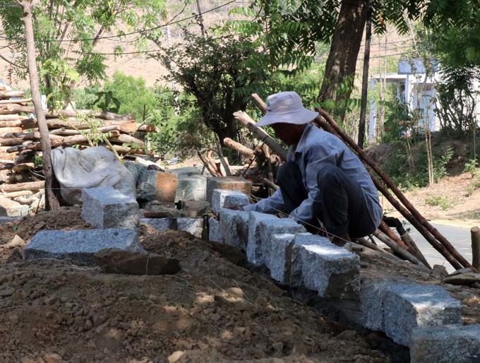 Xây móng làm nhà mới cho hộ dân khó khăn về nhà ở tại xã Phước Trung. Ảnh: Công Thử/TTXVN ninh-thuan-9525-3.jpg