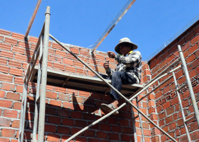 Các nhà thầu thực hiện công đoạn chuẩn bị lợp mái nhà cho hộ dân tại huyện Bác Ái. Ảnh: Công Thử/TTXVN ninh-thuan-9525-4.jpg