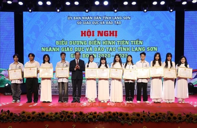 Các học sinh giỏi Quốc gia được nhận Bằng khen của Chủ tịch UBND tỉnh tại Hội nghị. Ảnh: Anh Tuấn/TTXVN lang-son-15825.jpg
