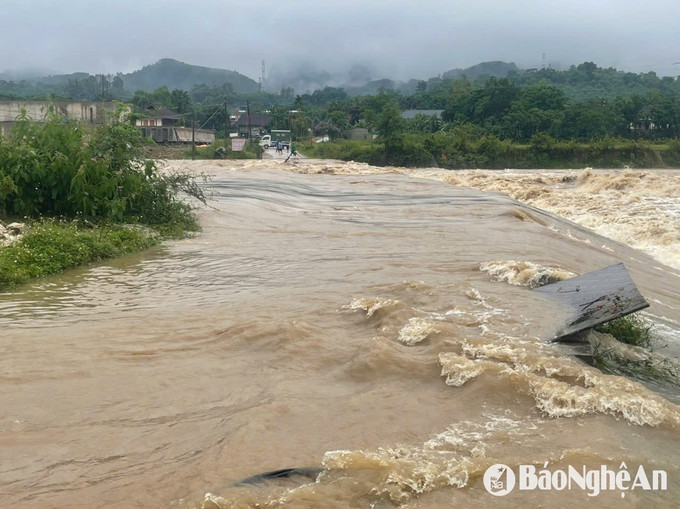 Cầu tràn bản Mọi, xã Lục Dạ hiện đang bị ngập, người dân chưa thể qua lại. Ảnh: CSCC/baonghean.vn mua-24525.jpg