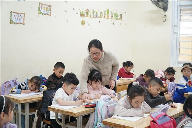Giờ học của học sinh một trường tiểu học ở Nghệ An. Ảnh: Bích Huệ - TTXVN potal-nghe-an-cap-bu-chi-phi-de-duy-tri-day-hoc-2-buoingay-cho-hoc-sinh-tieu-hoc-7879400.jpg