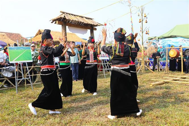 Trình diễn văn hóa Khơ Mú tại không gian văn hóa huyện Mường Ảng. Ảnh: Phan Quân - TTXVN potal-ngay-hoi-van-hoa-the-thao-va-du-lich-cac-dan-toc-tinh-dien-bien-lan-thu-viii-7912675.jpg