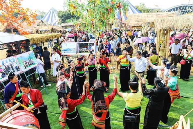 Không gian văn hóa của đồng bào dân tộc Thái ở thị xã Mường Lay, Điện Biên. Ảnh: Phan Quân - TTXVN potal-ngay-hoi-van-hoa-the-thao-va-du-lich-cac-dan-toc-tinh-dien-bien-lan-thu-viii-7912677.jpg