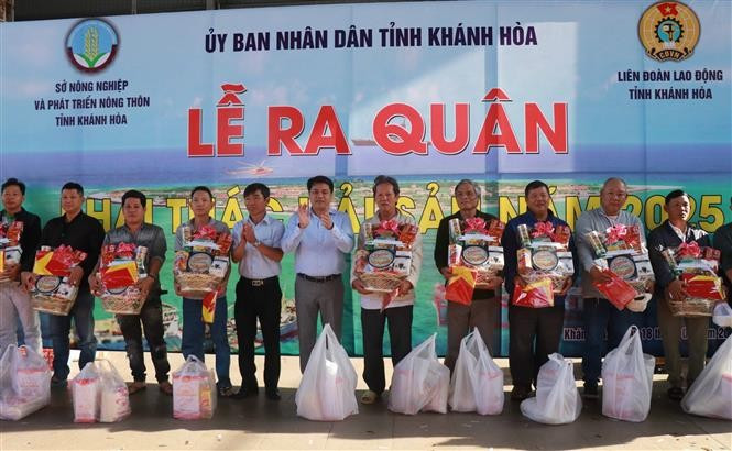 Tặng quà động viên cho ngư dân, chủ tàu và đoàn viên nghiệp đoàn nghề cá tiếp tục bám biển trong những ngày Tết. Ảnh: Đặng Tuấn - TTXVN potal-khanh-hoa-to-chuc-ra-quan-khai-thac-hai-san-dau-nam-2025-7813716-1.jpg