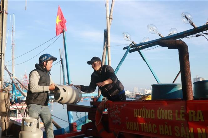 Ngư dân chuẩn bị vật dụng thiết yếu cho chuyến vươn khơi ngày Tết. Ảnh: Đặng Tuấn - TTXVN potal-khanh-hoa-to-chuc-ra-quan-khai-thac-hai-san-dau-nam-2025-7813715.jpg