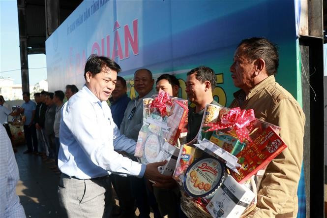 Ông Nguyễn Duy Quang, Giám đốc Sở Nông nghiệp và Phát triển nông thôn tỉnh Khánh Hòa tặng quà cho ngư dân. Ảnh: Đặng Tuấn-TTXVN potal-khanh-hoa-to-chuc-ra-quan-khai-thac-hai-san-dau-nam-2025-7813714.jpg