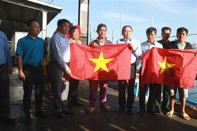 Liên đoàn Lao động tỉnh phối hợp với Báo Người lao động đã trao tặg 1.000 lá cờ Tổ quốc cho ngư dân. Ảnh: Đặng Tuấn - TTXVN potal-khanh-hoa-ra-quan-khai-thac-hai-san-dau-nam-2025-7813717.jpg