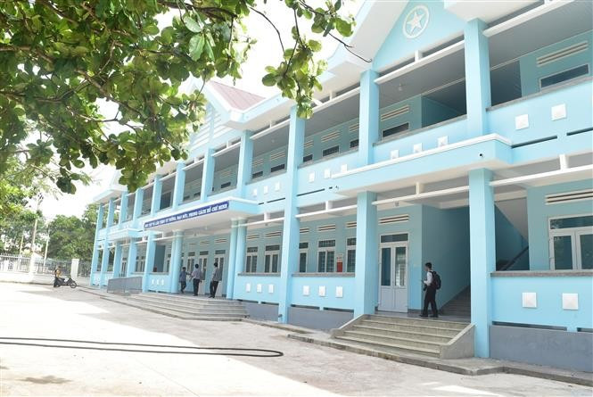 Dãy nhà 2 tầng, 10 phòng học của trường Tiểu học Kim Đồng (xã Cư Kbang, huyện Ea Súp, tỉnh Đắk Lắk) mới được xây dựng khang trang. Ảnh: Nguyên Dung - TTXVN potal-dak-lak-chuan-bi-san-sang-cho-nam-hoc-moi-2024-2025-7559201.jpg