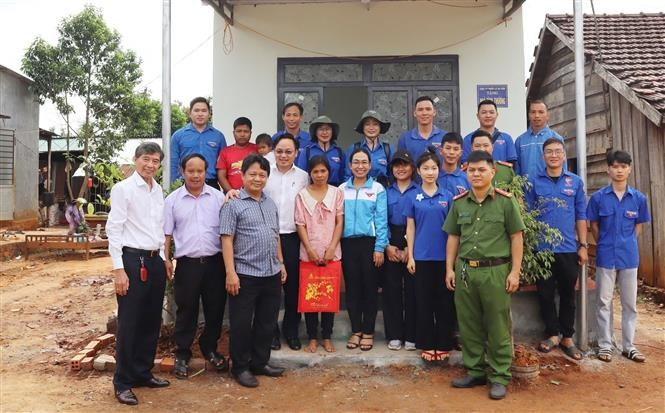 Tỉnh đoàn Đắk Lắk, Hội Liên hiệp Thanh niên Việt Nam tỉnh tổ chức bàn giao nhà tình thương cho người dân có hoàn cảnh khó khăn ở buôn Ea M’droh, xã Ea M'droh, huyện Cư M’gar, tỉnh Đắk Lắk. Ảnh: TTXVN phát potal-dak-lak-chuong-trinh-ve-nguon-lan-thu-28-nam-2024-huong-ve-vung-can-cu-cach-mang-7733314.jpg
