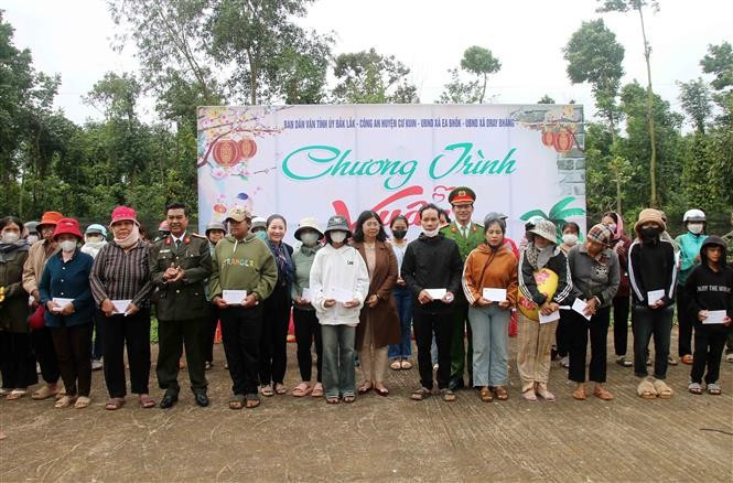 Ban Dân vận Tỉnh ủy Đắk Lắk phối hợp với Công an huyện Cư Kuin, đơn vị tài trợ trao quà Tết tặng hộ đồng bào dân tộc thiểu số nghèo, hộ có hoàn cảnh khó khăn ở huyện Cư Kuin. Ảnh: Hoài Thu - TTXVN potal-dak-lak-nhieu-hoat-dong-cham-lo-tet-cho-nhan-dan-7811107.jpg