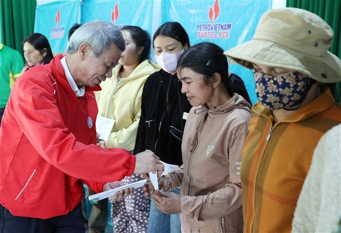 Hội Chữ thập đỏ tỉnh Đắk Lắk trao quà Tết tặng hộ nghèo, hộ gia đình có hoàn cảnh khó khăn. Ảnh: Hoài Thu - TTXVN potal-dak-lak-nhieu-hoat-dong-cham-lo-tet-cho-nhan-dan-7811116.jpg