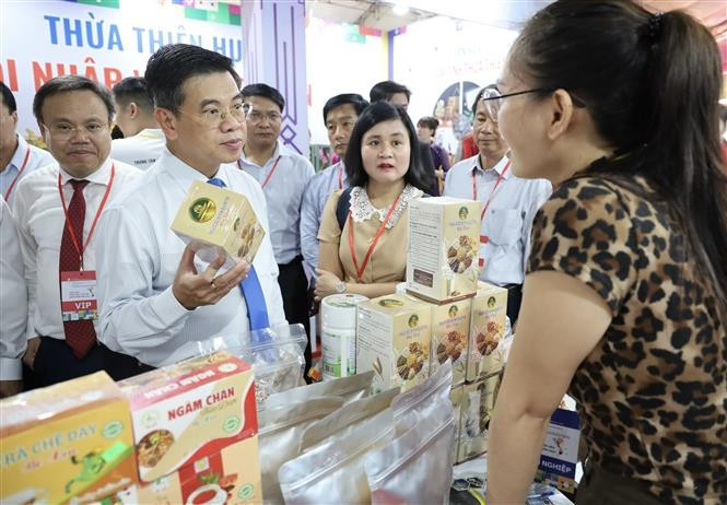 Đại biểu tham quan các gian hàng tại Chương trình Tinh hoa làng nghề và đặc sản vùng miền năm 2024 tại Thành phố Hồ Chí Minh. Ảnh: Xuân Anh - TTXVN potal-khai-mac-chuong-trinh-tinh-hoa-lang-nghe-va-dac-san-vung-mien-nam-2024-7752600.jpg