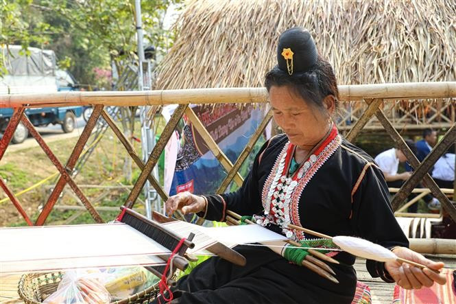 Trình diễn nghệ thuật dệt vải của người dân tộc Khơ Mú tại không gian văn hóa vùng cao. Ảnh: Phan Quân - TTXVN potal-dac-sac-khong-gian-van-hoa-vung-cao-dien-bien-141454236-7912684.jpg