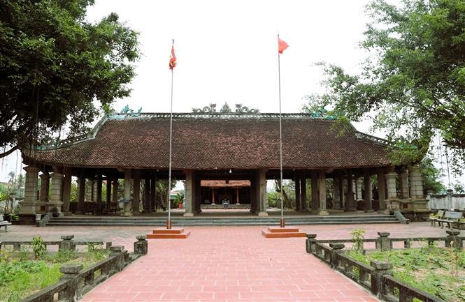 Cuối năm 1583, đình Sừng được dựng bằng tranh tre, nứa lá, là nơi hội họp, sinh hoạt văn hóa. Ảnh: Xuân Tiến - TTXVN potal-nghe-an-kien-truc-co-doc-dao-cua-dinh-sung-o-mien-dat-lang-thanh-7805779.jpg