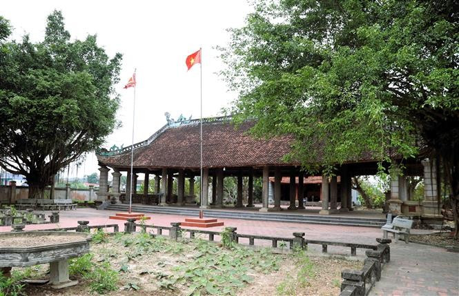 Đình có kiến trúc thời Nguyễn, dài hơn 24m, rộng hơn 11m. Khung sườn làm bằng gỗ lim. Trải qua thời gian và thăng trầm lịch sử, đình vẫn giữ được vẻ đẹp nguyên sơ. Ảnh: Xuân Tiến - TTXVN potal-nghe-an-kien-truc-co-doc-dao-cua-dinh-sung-o-mien-dat-lang-thanh-7805811.jpg
