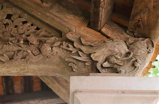 Nghệ thuật trang trí, điêu khắc, chạm trổ độc đáo, tinh tế, mang giá trị thẩm mỹ của kiến trúc gỗ trong đình Sừng. Ảnh: Xuân Tiến - TTXVN potal-nghe-an-kien-truc-co-doc-dao-cua-dinh-sung-o-mien-dat-lang-thanh-7805756.jpg