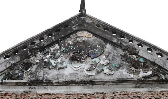Những mảng phù điêu trên nóc đình Sừng mang nhiều ý nghĩa biểu trưng. Ảnh: Xuân Tiến - TTXVN potal-nghe-an-kien-truc-co-doc-dao-cua-dinh-sung-o-mien-dat-lang-thanh-7805739.jpg