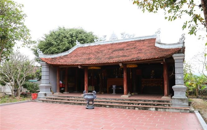 Tòa hậu cung của đình Sừng có kiến trúc thời Nguyễn với 4 vì, 3 gian, 2 hồi văn, làm bằng gỗ lim, được chạm khắc tinh tế với các đề tài tứ linh, tứ quý. Ảnh: Xuân Tiến - TTXVN potal-nghe-an-kien-truc-co-doc-dao-cua-dinh-sung-o-mien-dat-lang-thanh-7805745.jpg