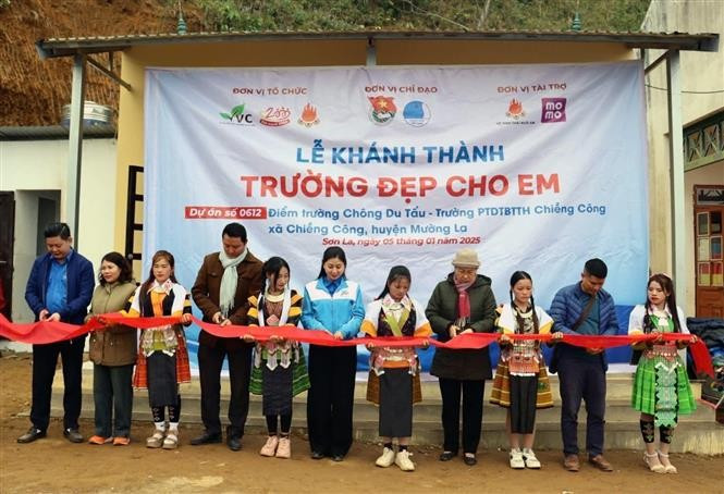 Cắt băng khánh thành điểm trường Chống Du Tẩu, Trường phổ thông Dân tộc bán trú Tiểu học Chiềng Công, xã Chiềng Công, huyện Mường La. Ảnh: TTXVN phát potal-son-la-to-chuc-khanh-thanh-cong-trinh-truong-dep-cho-em-7791081.jpg