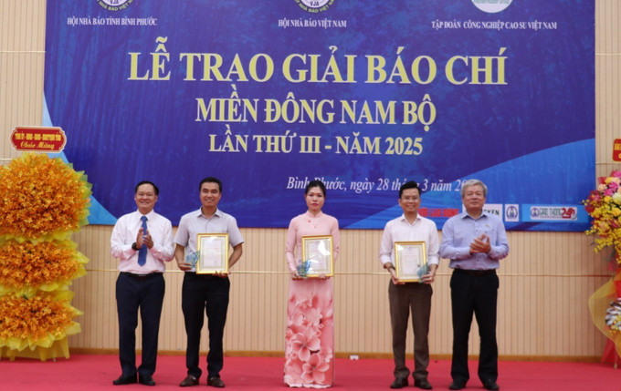 Đại diện nhóm tác giả TTXVN nhận giải B Giải báo chí miền Đông Nam Bộ lần thứ III, năm 2025. Ảnh: Nhật Bình – TTXVN potal-ttxvn-dat-giai-b-giai-bao-chi-mien-dong-nam-bo-nam-2025-7940529.jpg