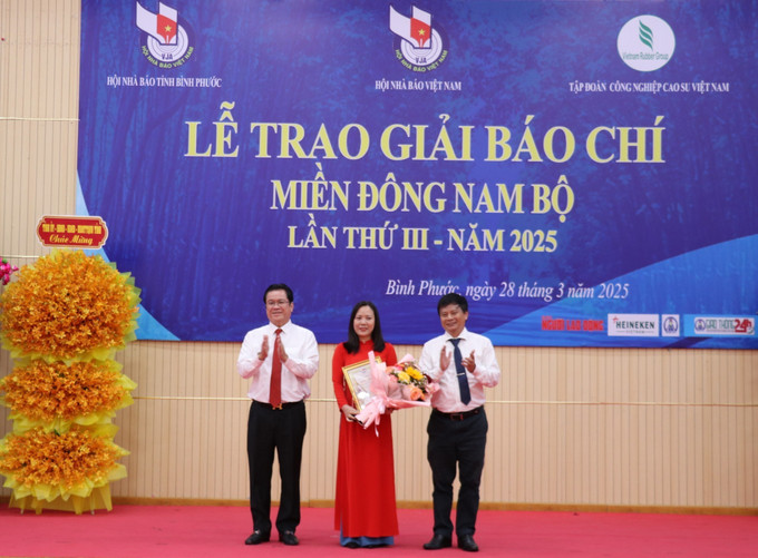 Ban tổ chức trao giải A thể loại Phát thanh – Truyền hình cho phóng sự “Lao động trẻ em – Từ luật cho đến thực tiễn” của nhóm tác giả Đài Phát thanh – Truyền hình Bà Rịa – Vũng Tàu. Ảnh: Nhật Bình – TTXVN potal-ttxvn-dat-giai-b-giai-bao-chi-mien-dong-nam-bo-nam-2025-7940530.jpg