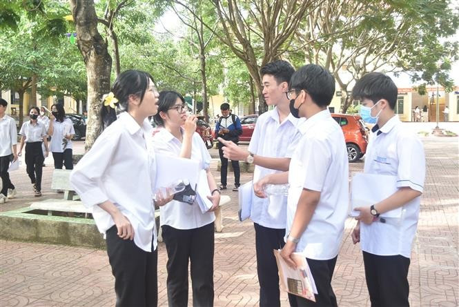 Các em học sinh cùng nhau trao đổi kinh nghiệm sau một kỳ thi ởTrường THPT Buôn Ma Thuột thành phố Buôn Ma Thuột, Đắk Lắk. Ảnh: Nguyên Dung – TTXVN potal-thi-tot-nghiep-thpt-nam-2024-thi-sinh-hoan-thanh-bai-thi-mon-toan-7453080.jpg