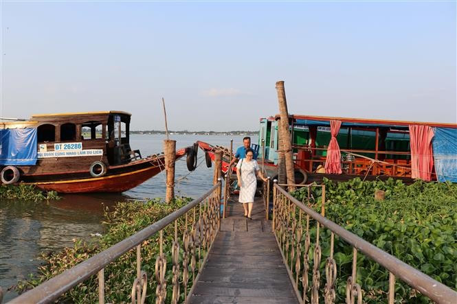Cầu tàu đưa du khách tham quan sông Mekong của Công ty TNHH cùng nhau đầu tư và phát triển du lịch Đồng Tháp. Ảnh: Minh Hưng - TTXVN potal-hoi-quan-cung-nhau-lam-du-lich-mo-hinh-lam-du-lich-hieu-qua-tai-dong-thap-7411951.jpg