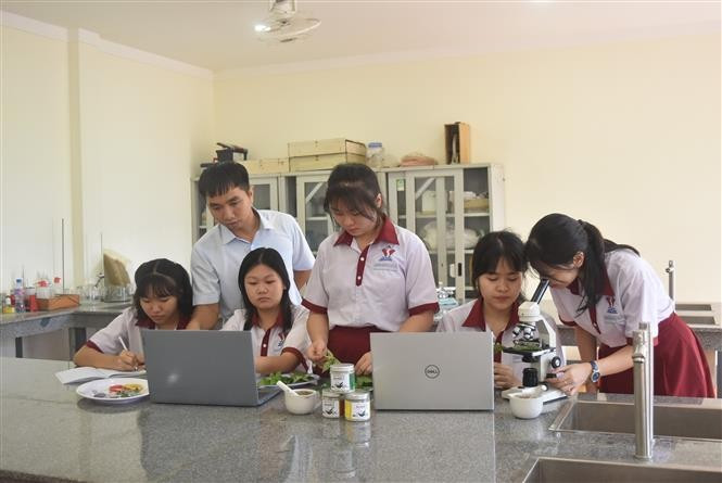 Nhóm học sinh lớp 10 đến từ THCS & THPT Đông Du (thành phố Buôn Ma Thuột) nghiên cứu thành công Dự án “Sản xuất muối đồng bào vùng Tây Nguyên - Muối Amrêč”. Ảnh: Nguyên Dung - TTXVN potal-chap-canh-khoi-nghiep-cho-hoc-sinh-dak-lak-7467280.jpg
