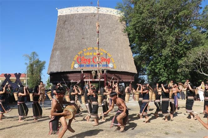 Học sinh người dân tộc thiểu số tại thành phố Kon Tum tái hiện lễ hội tại Liên hoan cồng chiêng, múa xoang, thi trang phục thổ cẩm. Ảnh: Khoa Chương - TTXVN potal-the-he-tre-bao-ton-khong-gian-van-hoa-cong-chieng-xoang-7881365.jpg