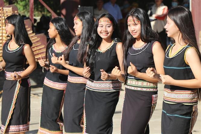 Trình diễn tại Liên hoan cồng chiêng, múa xoang, thi trang phục thổ cẩm. Ảnh: Khoa Chương - TTXVN potal-the-he-tre-bao-ton-khong-gian-van-hoa-cong-chieng-xoang-7881376.jpg