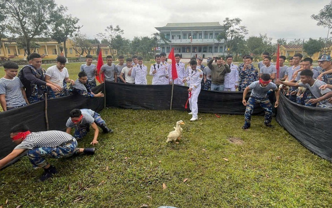 Cán bộ, chiến sĩ Vùng 3 Hải quân tham gia trò chơi bịt mắt bắt vịt. Ảnh: Văn Dũng-TTXVN potal-vung-3-hai-quan-to-chuc-nhieu-hoat-dong-soi-noi-don-tet-7833788.jpg