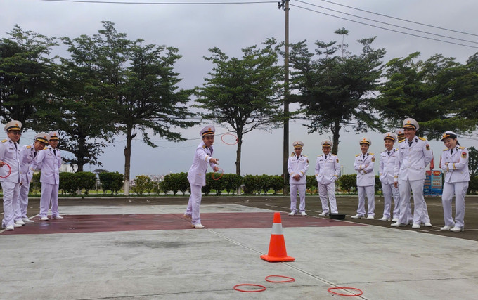 Cán bộ, chiến sĩ Vùng 3 Hải quân tham gia trò chơi ném vòng trong không khí sôi nổi. Ảnh: Văn Dũng-TTXVN potal-vung-3-hai-quan-to-chuc-nhieu-hoat-dong-soi-noi-don-tet-7833786.jpg