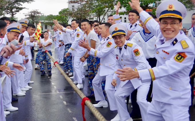 Cán bộ, chiến sĩ Vùng 3 Hải quân tham gia trò chơi kéo co trong không khí sôi nổi, phấn khởi đón Tết Cổ truyền. Ảnh: Văn Dũng-TTXVN potal-vung-3-hai-quan-to-chuc-nhieu-hoat-dong-soi-noi-don-tet-7833785.jpg
