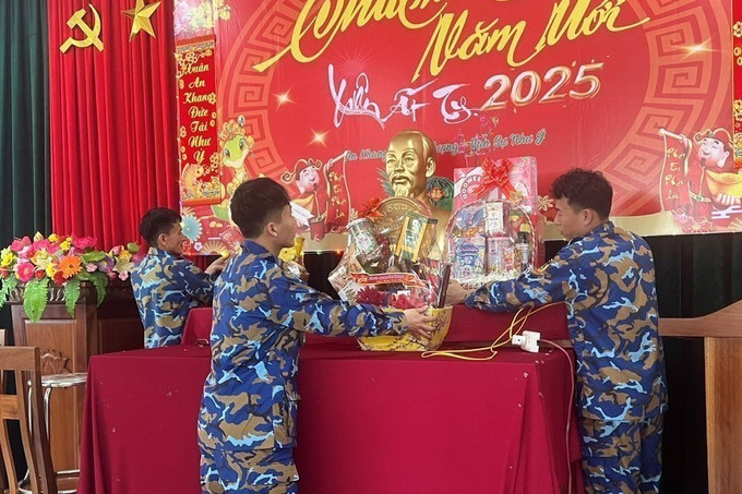 Cán bộ, chiến sĩ Trung tâm Huấn luyện chuyên môn kỹ thuật-Vùng 3 Hải Quân trang trí đón Tết cổ truyền. Ảnh: Văn Dũng-TTXVN potal-vung-3-hai-quan-to-chuc-nhieu-hoat-dong-soi-noi-don-tet-7833792.jpg