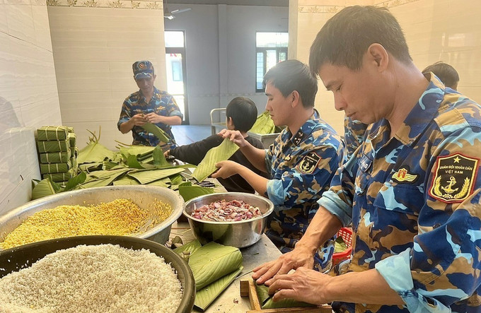 Cán bộ, chiến sĩ Trung tâm Huấn luyện chuyên môn kỹ thuật-Vùng 3 Hải Quân gói bánh chưng. Ảnh: Văn Dũng-TTXVN potal-vung-3-hai-quan-soi-dong-nhung-hoat-dong-don-tet-7833789.jpg