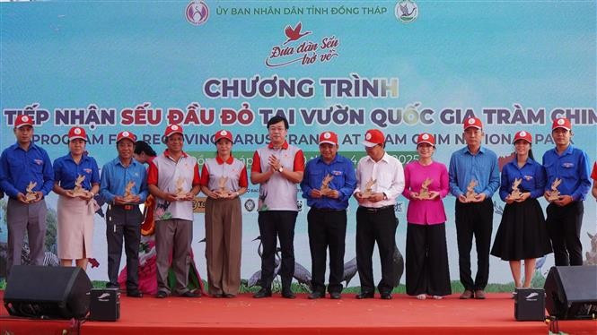 Đồng Tháp ra mắt Đội tuyên truyền, bảo vệ sếu đầu đỏ và các loài chim hoang dã. Ảnh: Nhựt An - TTXVN potal-dong-thap-tiep-nhan-6-ca-the-seu-dau-do-dau-tien-tu-thai-lan-7983706.jpg