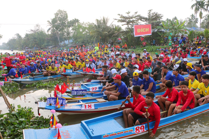 Giải đua vỏ lãi năm nay có 93 đội tham gia, trong đó có 86 đội nam, 7 đội nữ. Ảnh: Tuấn Phi-TTXVN potal-soc-trang-hon-2000-van-dong-vien-tham-gia-giai-boi-dua-vo-lai-vung-dan-toc-thieu-so-7834335.jpg