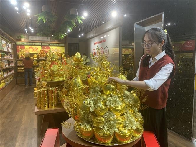 Mẫu mâm lễ bánh đậu xanh có giá trên 2 triệu đồng. Ảnh: Mạnh Minh - TTXVN potal-hai-duong-san-luong-tieu-thu-dip-tet-cua-banh-dau-xanh-ocop-5-sao-tang-15-20-7829746.jpg