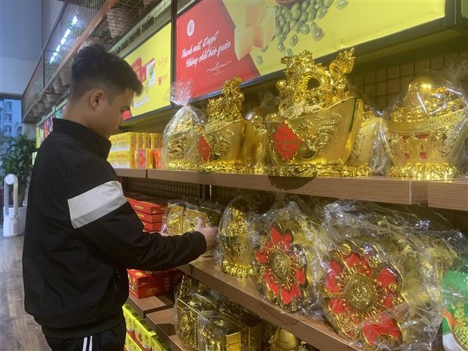 Các mẫu mã như chĩnh rồng vàng, giỏ quà vinh hoa phú quý, giỏ quà thần tài, giỏ quà long phụng liên hoa, chĩnh vàng thần tài, chĩnh lộc vàng, hoa đào Tết, hồ lô hút lộc, bánh chưng vàng… đều nhận được phản hồi tích cực từ người tiêu dùng. Ảnh: Mạnh Minh - TTXVN potal-hai-duong-san-luong-tieu-thu-dip-tet-cua-banh-dau-xanh-ocop-5-sao-tang-15-20-7829751.jpg