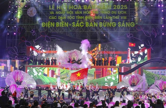 Chương trình nghệ thuật khai mạc Lễ hội Hoa Ban năm 2025 và Ngày hội văn hóa, thể thao và du lịch các dân tộc tỉnh Điện Biên lần thứ VIII. Ảnh: Xuân Tư – TTXVN potal-khai-mac-ngay-hoi-van-hoa-the-thao-va-du-lich-cac-dan-toc-tinh-dien-bien-lan-thu-viii-7913956.jpg
