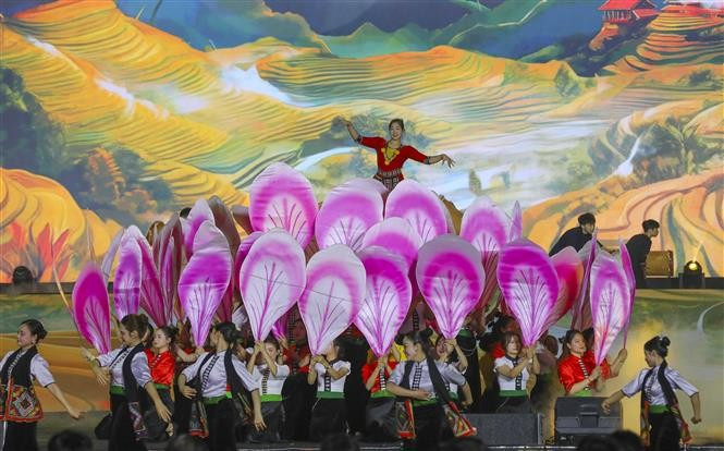 Chương trình nghệ thuật “Điện Biên - Sắc ban bừng sáng”. Ảnh: Xuân Tư – TTXVN potal-khai-mac-le-hoi-hoa-ban-2025-va-ngay-hoi-van-hoa-the-thao-va-du-lich-cac-dan-toc-tinh-dien-bien-lan-thu-viii-7913965.jpg