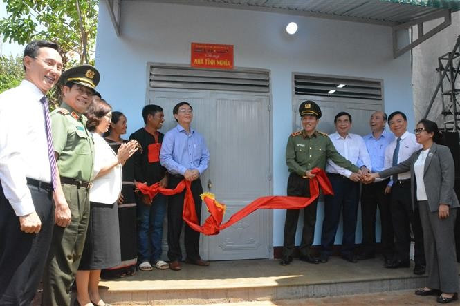 Đại diện Bộ Công an bàn giao nhà được xây dựng theo Đề án hỗ trợ xây đựng nhà ở cho hộ nghèo, khó khăn về nhà ở, gia đình chính sách, đồng bào dân tộc thiểu số trên địa bản tỉnh Đắk Lắk cho hộ gia đình chị H Ngêh Êban, buôn Ea Sut, thị trấn Ea Pốk, huyện Cư M’gar. Ảnh: Tuấn Anh - TTXVN potal-xay-dung-1200-can-nha-cho-ho-co-hoan-canh-kho-khan-tai-dak-lak-7282072.jpg