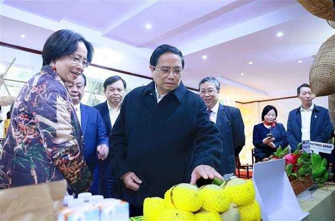 Thủ tướng Phạm Minh Chính tham quan trưng bày sản phẩm nông nghiệp. Ảnh: Dương Giang-TTXVN potal-thu-tuong-pham-minh-chinh-du-hoi-nghi-trien-khai-nhiem-vu-nganh-nong-nghiep-7778562.jpg