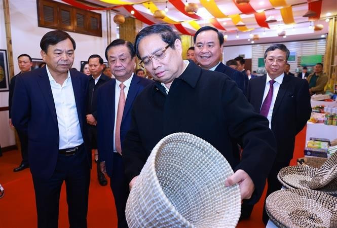 Thủ tướng Phạm Minh Chính tham quan trưng bày sản phẩm thủ công, mỹ nghệ. Ảnh: Dương Giang-TTXVN potal-thu-tuong-pham-minh-chinh-du-hoi-nghi-trien-khai-nhiem-vu-nganh-nong-nghiep-7778560.jpg