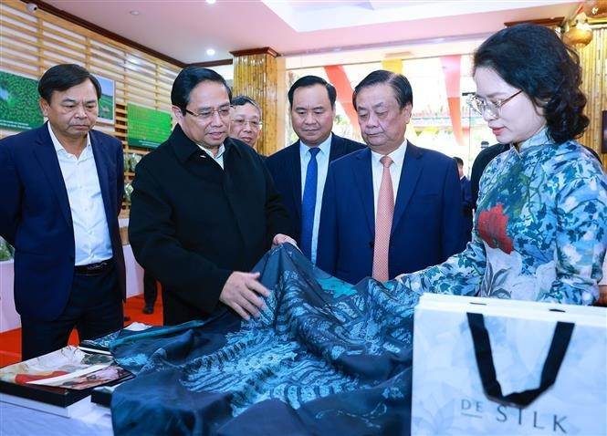 Thủ tướng Phạm Minh Chính tham quan gian trưng bày sản phẩm thủ công, mỹ nghệ. Ảnh: Dương Giang-TTXVN potal-thu-tuong-pham-minh-chinh-du-hoi-nghi-trien-khai-nhiem-vu-nganh-nong-nghiep-7778556-1.jpg