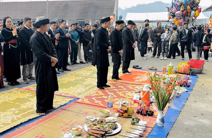 potal-tung-bung-khong-khi-le-hoi-long-tong-ha-giang-7852145.jpg