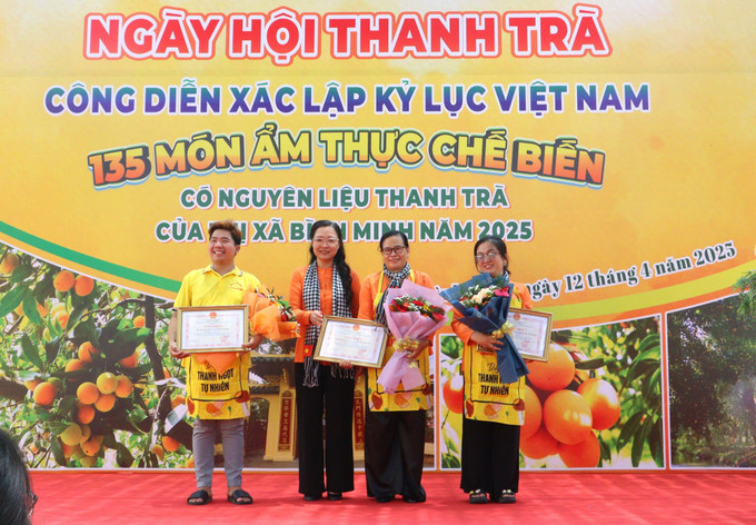 Khen thưởng các đội thi đạt giải cao tại Hội thi ẩm thực có nguyên liệu từ trái thanh trà của thị xã Bình Minh, tỉnh Vĩnh Long. Ảnh: Lê Thúy Hằng - TTXVN potal-vinh-long-xac-lap-ky-luc-viet-nam-voi-135-mon-am-thuc-co-nguyen-lieu-tu-trai-thanh-tra-7968191.jpg