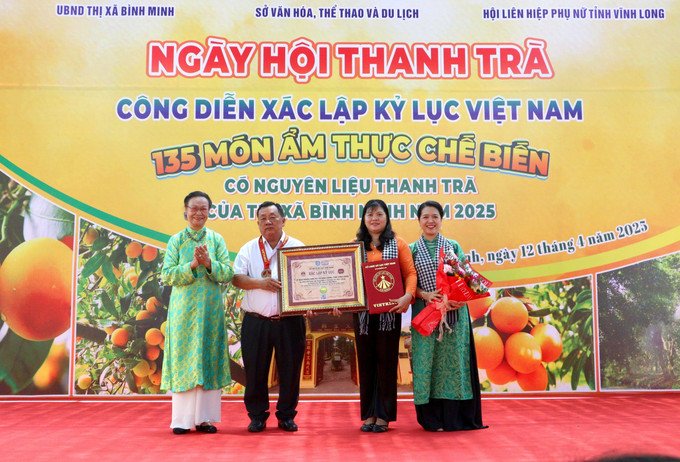 Trao bằng xác lập kỷ lục Việt Nam 135 món ăn chế biến có nguyên liệu từ trái thanh trà của thị xã Bình Minh, tỉnh Vĩnh Long. Ảnh: Lê Thúy Hằng - TTXVN potal-vinh-long-xac-lap-ky-luc-viet-nam-voi-135-mon-am-thuc-co-nguyen-lieu-tu-trai-thanh-tra-7968190.jpg